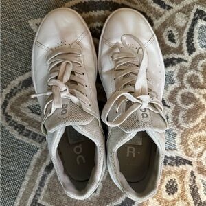 On running Roger edition white size 10